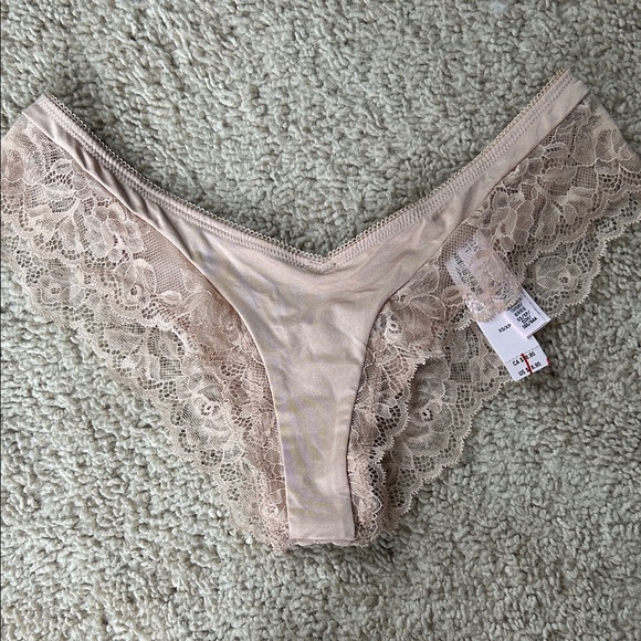NWT Victorias Secret Very Sexy Cheeky Lace Trimmed Women's underwear in nude XS - Picture 1 of 3